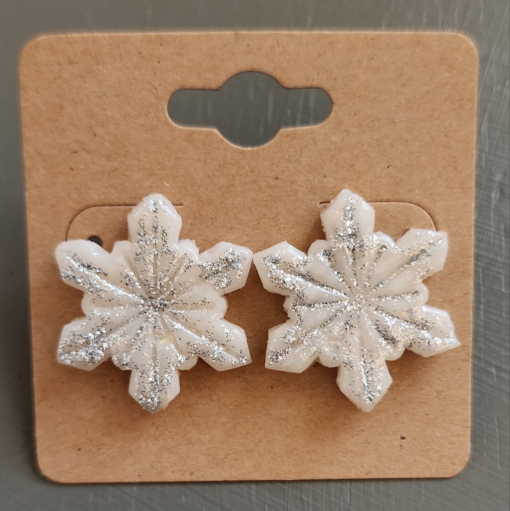 Clay snowflake earrings ❄️